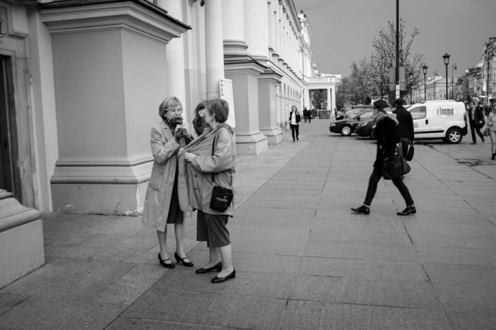 small talk at the church entrance at Krakowskie Przedmieście Street.