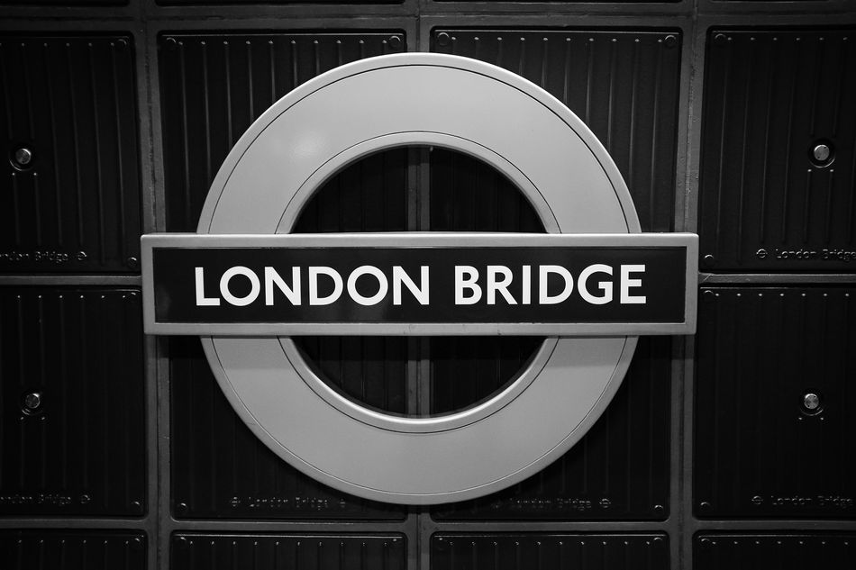London Streets: London bridge station - The sign